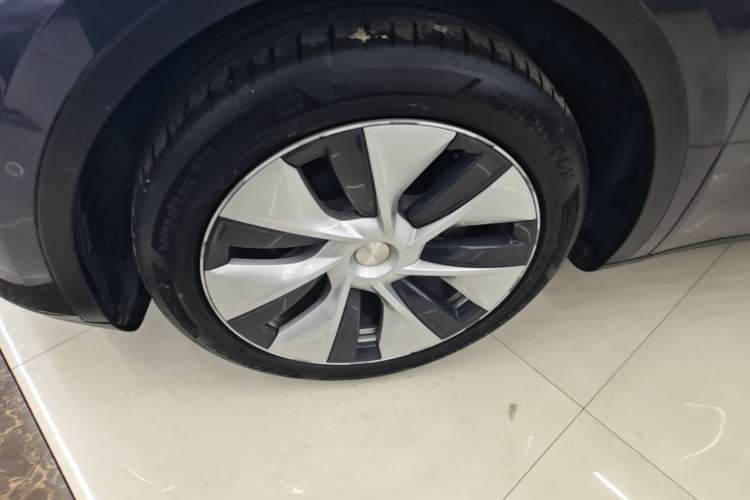 Used Tesla Model Y 2021 Long-Range All-Wheel-Drive Version 3D7 Left Front Wheel Hub