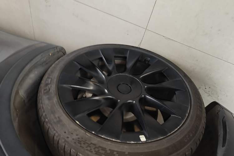 Used Tesla Model Y 2021 Long-Range All-Wheel-Drive Version 3D7 Left Front Wheel Hub