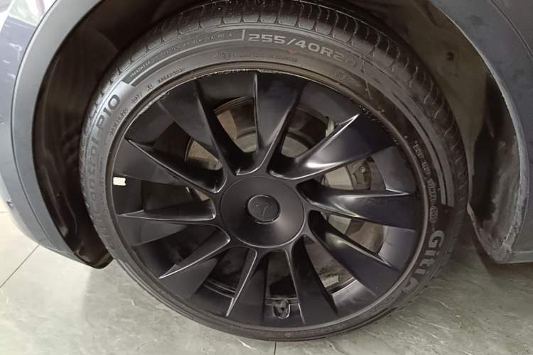 Used Tesla Model Y 2021 Long-Range All-Wheel-Drive Version Left Front Wheel Hub