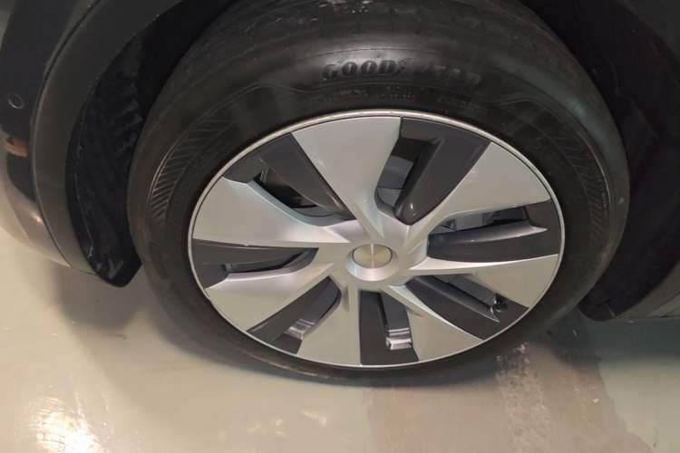 Used Tesla Model Y 2021 Long-Range All-Wheel-Drive Version Left Front Wheel Hub