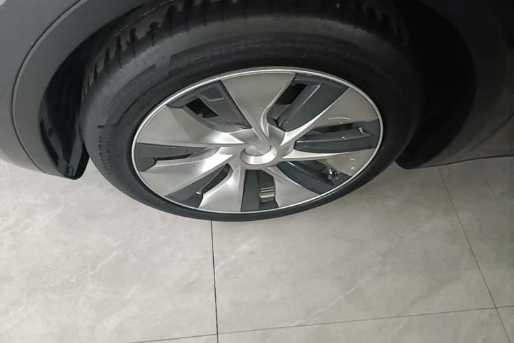 Used Tesla Model Y 2021 Long-Range All-Wheel-Drive Version Left Front Wheel Hub
