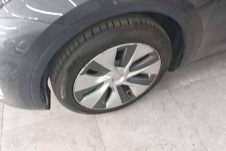 Used Tesla Model Y 2021 Standard Range Rear-Wheel Drive Version Left Front Wheel Hub