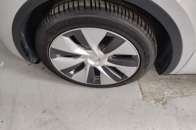 Used Tesla Model Y 2021 Standard Range Rear-Wheel Drive Version Left Front Wheel Hub
