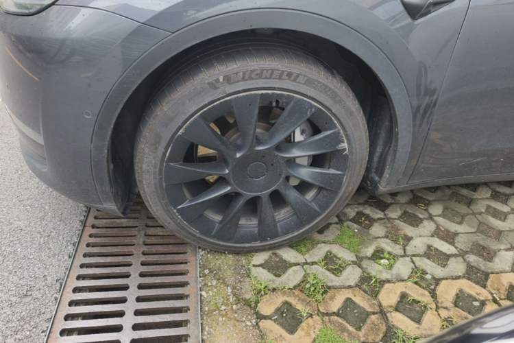 Used Tesla Model Y 2021 Long-Range All-Wheel-Drive Version Left Front Wheel Hub
