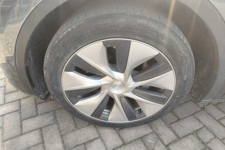 Used Tesla Model Y 2021 Long-Range All-Wheel-Drive Version 3D7 Left Front Wheel Hub
