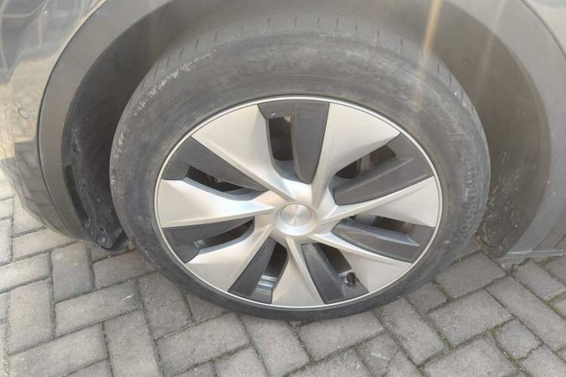 Used Tesla Model Y 2021 Long-Range All-Wheel-Drive Version 3D7 Left Front Wheel Hub