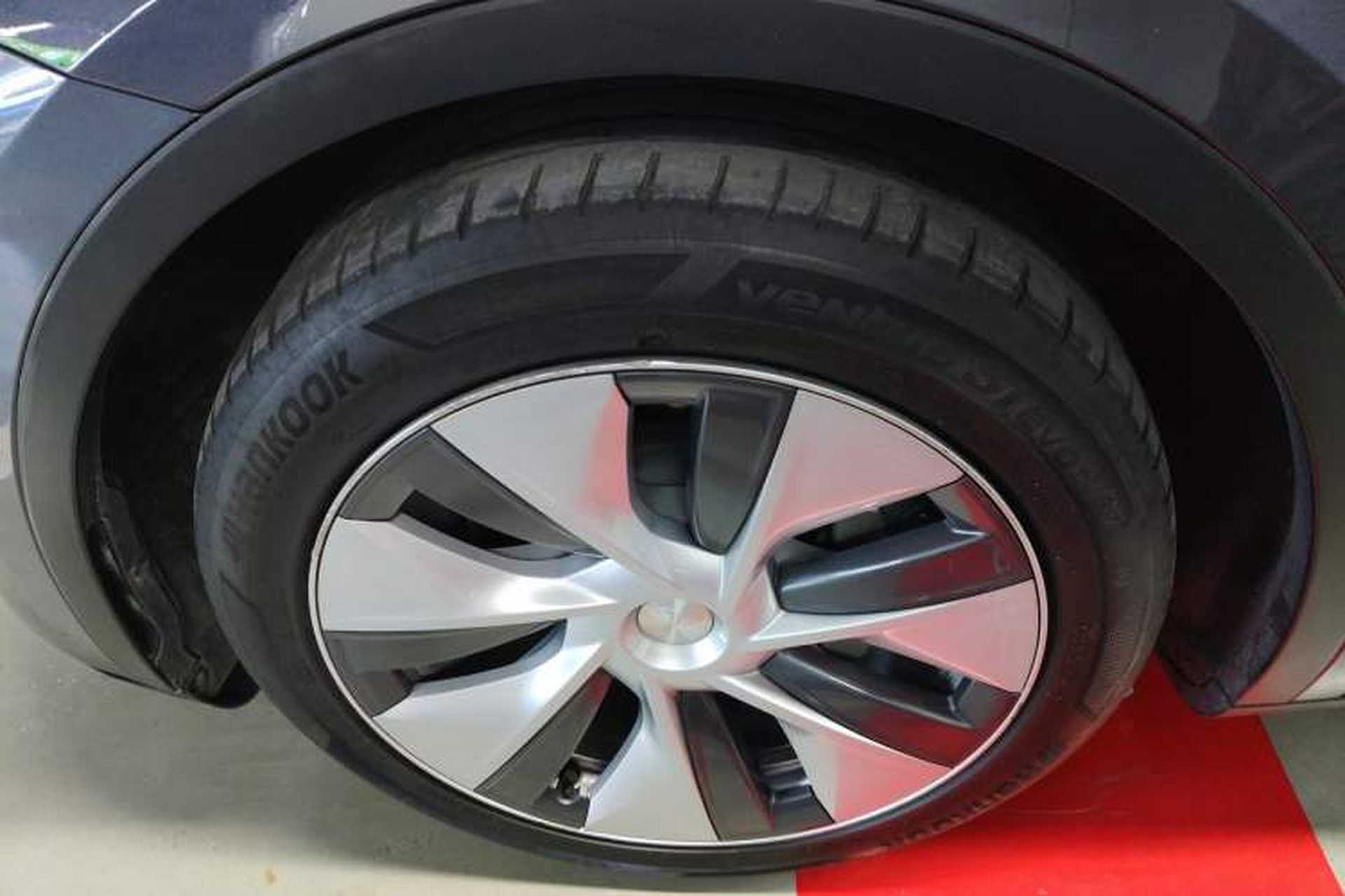 Used Tesla Model Y 2021 Standard Range Rear-Wheel Drive Version Left Front Wheel Hub