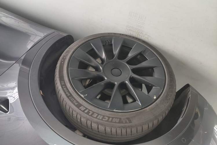 Used Tesla Model Y 2021 Long-Range All-Wheel-Drive Version Left Front Wheel Hub