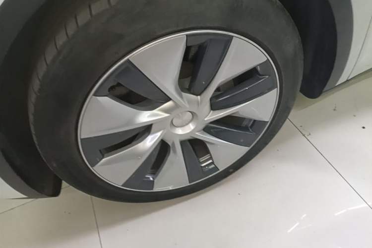 Used Tesla Model Y 2021 Standard Range Rear-Wheel Drive Version Left Front Wheel Hub