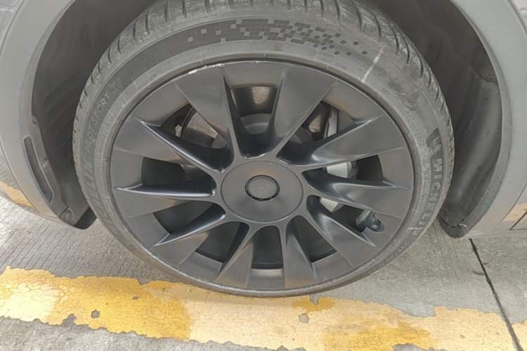 Used Tesla Model Y 2021 Long-Range All-Wheel-Drive Version Left Front Wheel Hub