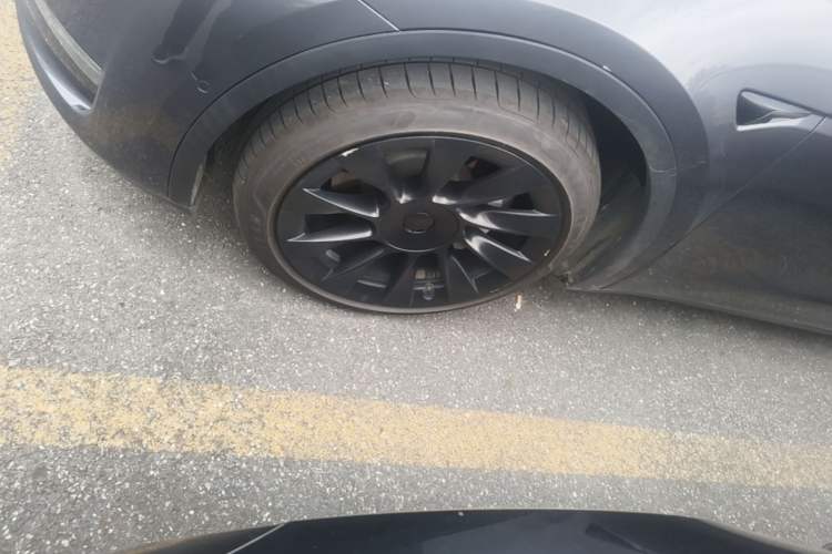 Used Tesla Model Y 2021 Long-Range All-Wheel-Drive Version Left Front Wheel Hub