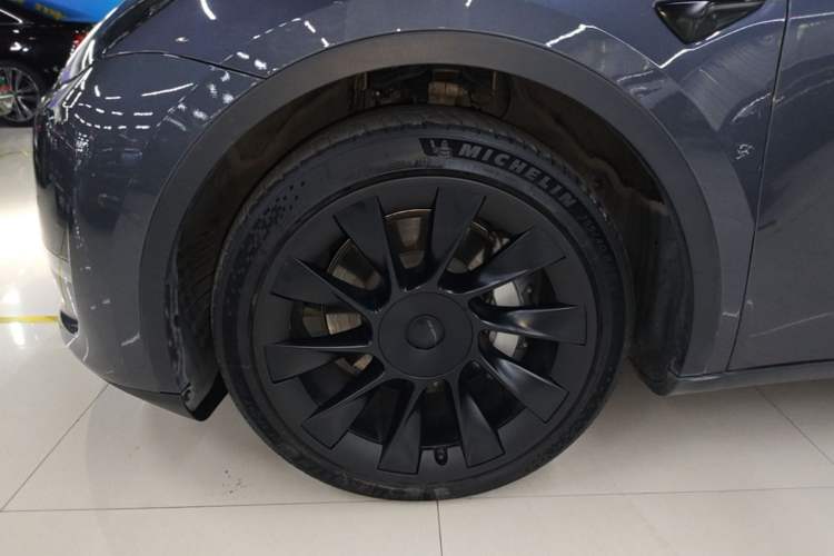 Used Tesla Model Y 2021 Long-Range All-Wheel-Drive Version Left Front Wheel Hub