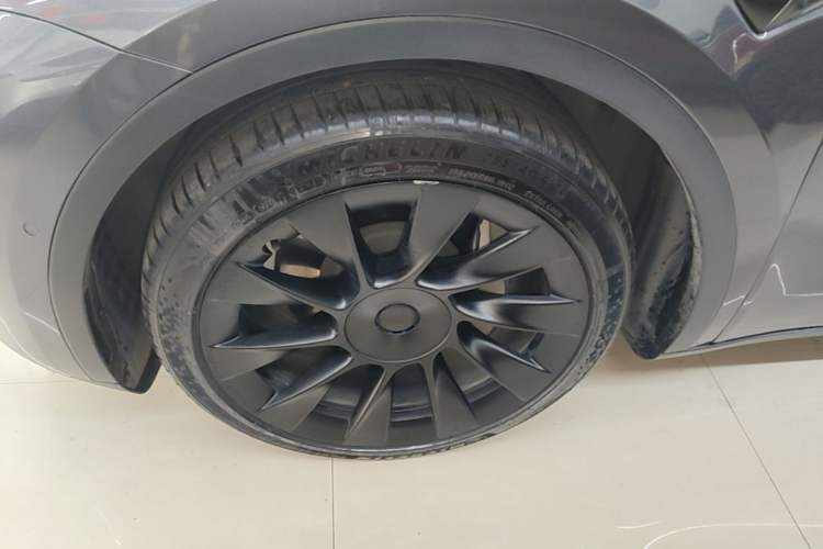 Used Tesla Model Y 2021 Long-Range All-Wheel-Drive Version Left Front Wheel Hub