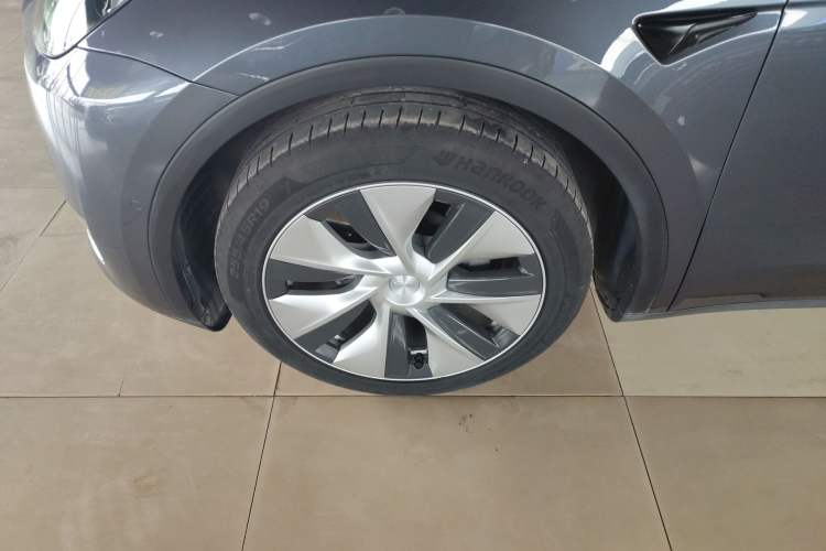 Used Tesla Model Y 2021 Long-Range All-Wheel-Drive Version Left Front Wheel Hub