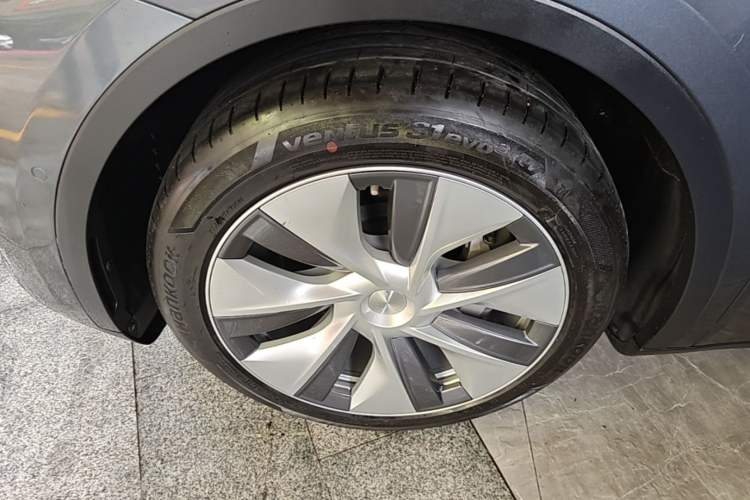 Used Tesla Model Y 2021 Standard Range Rear-Wheel Drive Version Left Front Wheel Hub