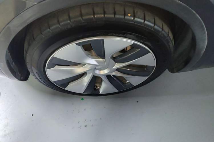 Used Tesla Model Y 2021 Standard Range Rear-Wheel Drive Version Left Front Wheel Hub