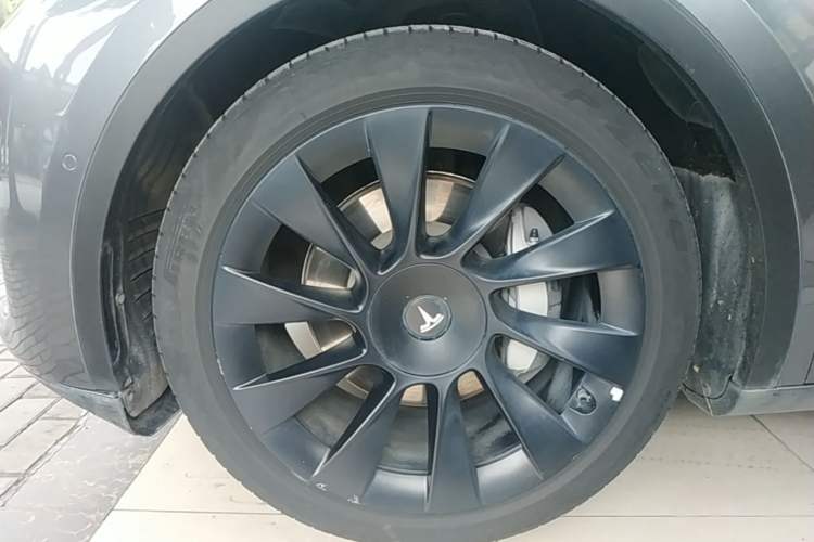 Used Tesla Model Y 2021 Long-Range All-Wheel-Drive Version Left Front Wheel Hub