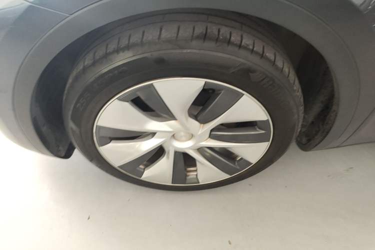 Used Tesla Model Y 2021 Standard Range Rear-Wheel Drive Version Left Front Wheel Hub