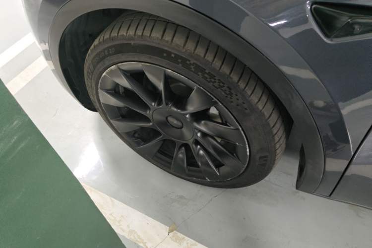 Used Tesla Model Y 2021 Long-Range All-Wheel-Drive Version Left Front Wheel Hub