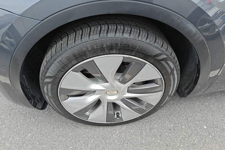 Used Tesla Model Y 2021 Standard Range Rear-Wheel Drive Version Left Front Wheel Hub