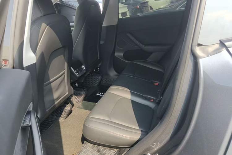 Used Tesla Model Y 2021 Long-Range All-Wheel-Drive Version Left Rear Seat