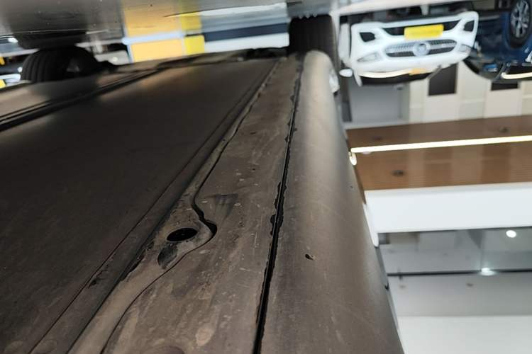 Used Tesla Model Y 2021 Long-Range All-Wheel-Drive Version 3D7 Left Side Sill