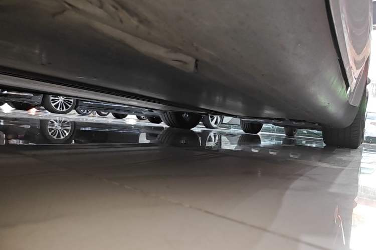 Used Tesla Model Y 2021 Standard Range Rear-Wheel Drive Version Left Side Sill