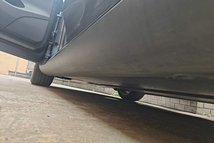 Used Tesla Model Y 2021 Standard Range Rear-Wheel Drive Version Left Side Sill