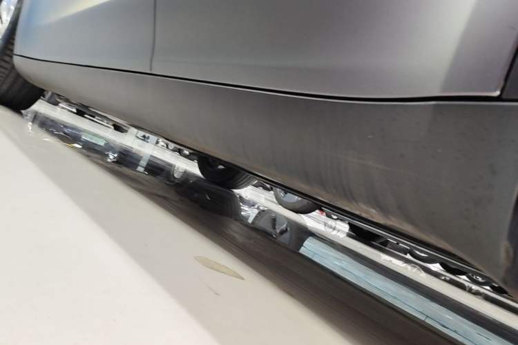 Used Tesla Model Y 2021 Long-Range All-Wheel-Drive Version 3D7 Left Side Sill