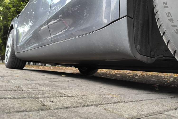 Used Tesla Model Y 2021 Long-Range All-Wheel-Drive Version Left Side Sill