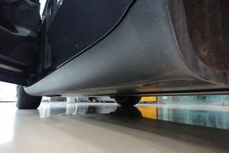 Used Tesla Model Y 2021 Long-Range All-Wheel-Drive Version Left Side Sill