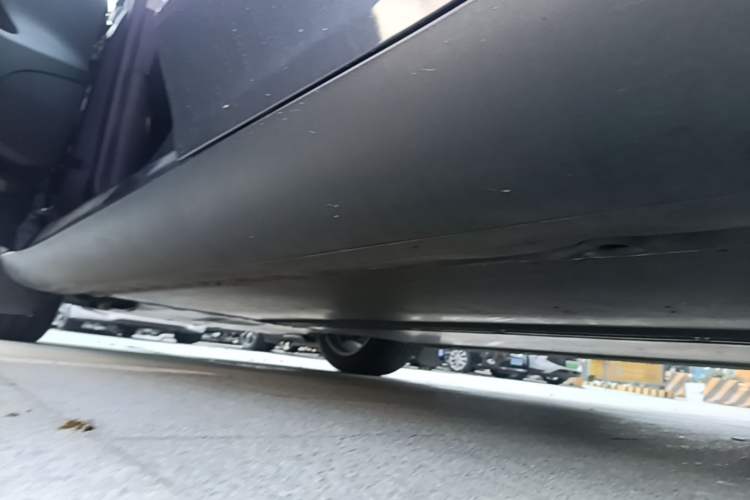 Used Tesla Model Y 2021 Long-Range All-Wheel-Drive Version 3D7 Left Side Sill