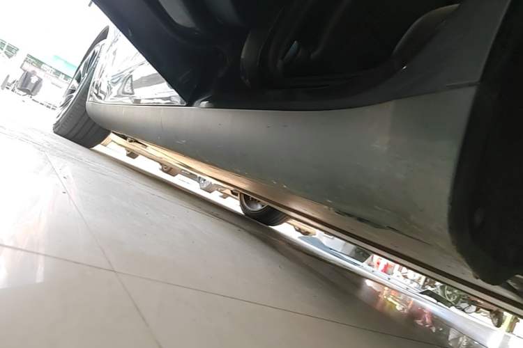 Used Tesla Model Y 2021 Long-Range All-Wheel-Drive Version Left Side Sill
