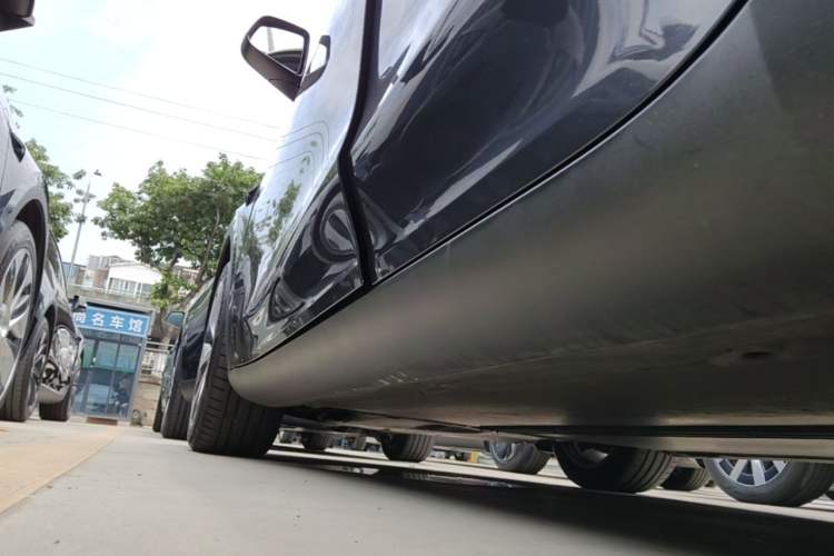 Used Tesla Model Y 2021 Long-Range All-Wheel-Drive Version Left Side Sill