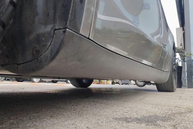 Used Tesla Model Y 2021 Standard Range Rear-Wheel Drive Version Left Side Sill