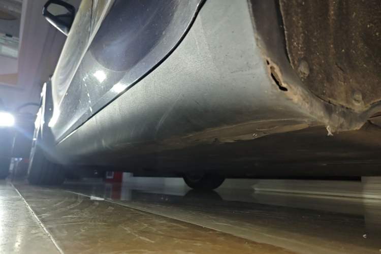 Used Tesla Model Y 2021 Standard Range Rear-Wheel Drive Version Left Side Sill