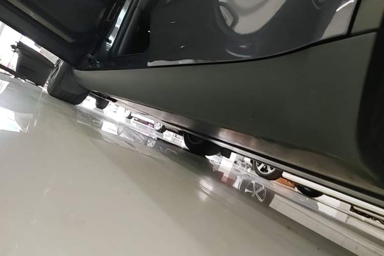 Used Tesla Model Y 2021 Long-Range All-Wheel-Drive Version 3D7 Left Side Sill