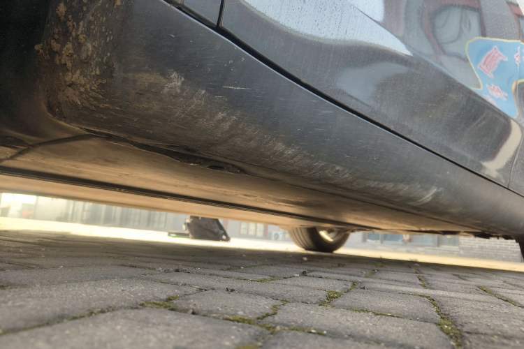 Used Tesla Model Y 2021 Long-Range All-Wheel-Drive Version 3D7 Left Side Sill