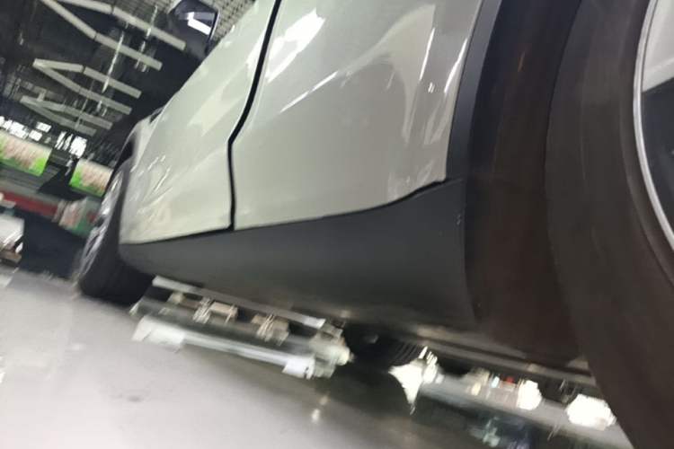 Used Tesla Model Y 2021 Standard Range Rear-Wheel Drive Version Left Side Sill