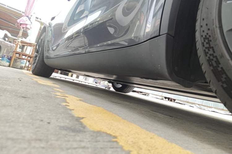 Used Tesla Model Y 2021 Long-Range All-Wheel-Drive Version Left Side Sill