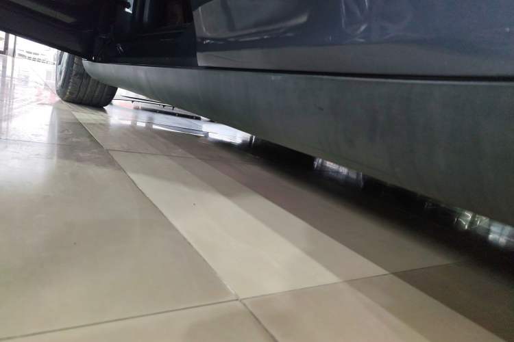 Used Tesla Model Y 2021 Long-Range All-Wheel-Drive Version Left Side Sill