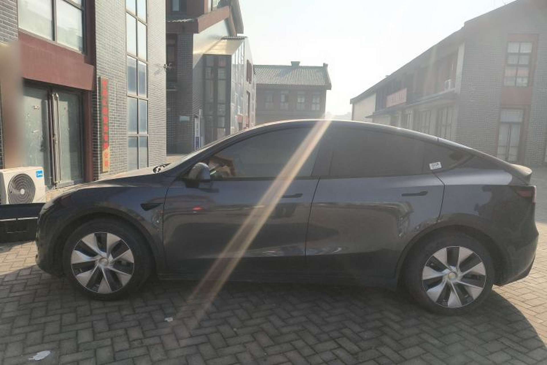 Used Tesla Model Y 2021 Long-Range All-Wheel-Drive Version 3D7 Left Side
