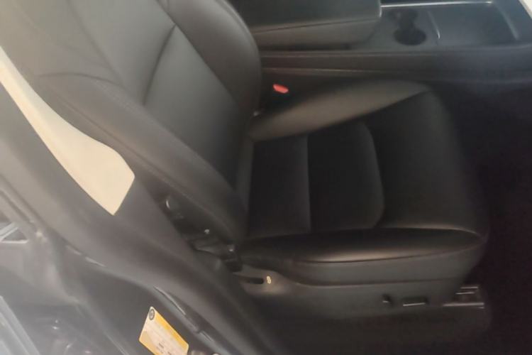 Used Tesla Model Y 2021 Standard Range Rear-Wheel Drive Version Right Front Seat