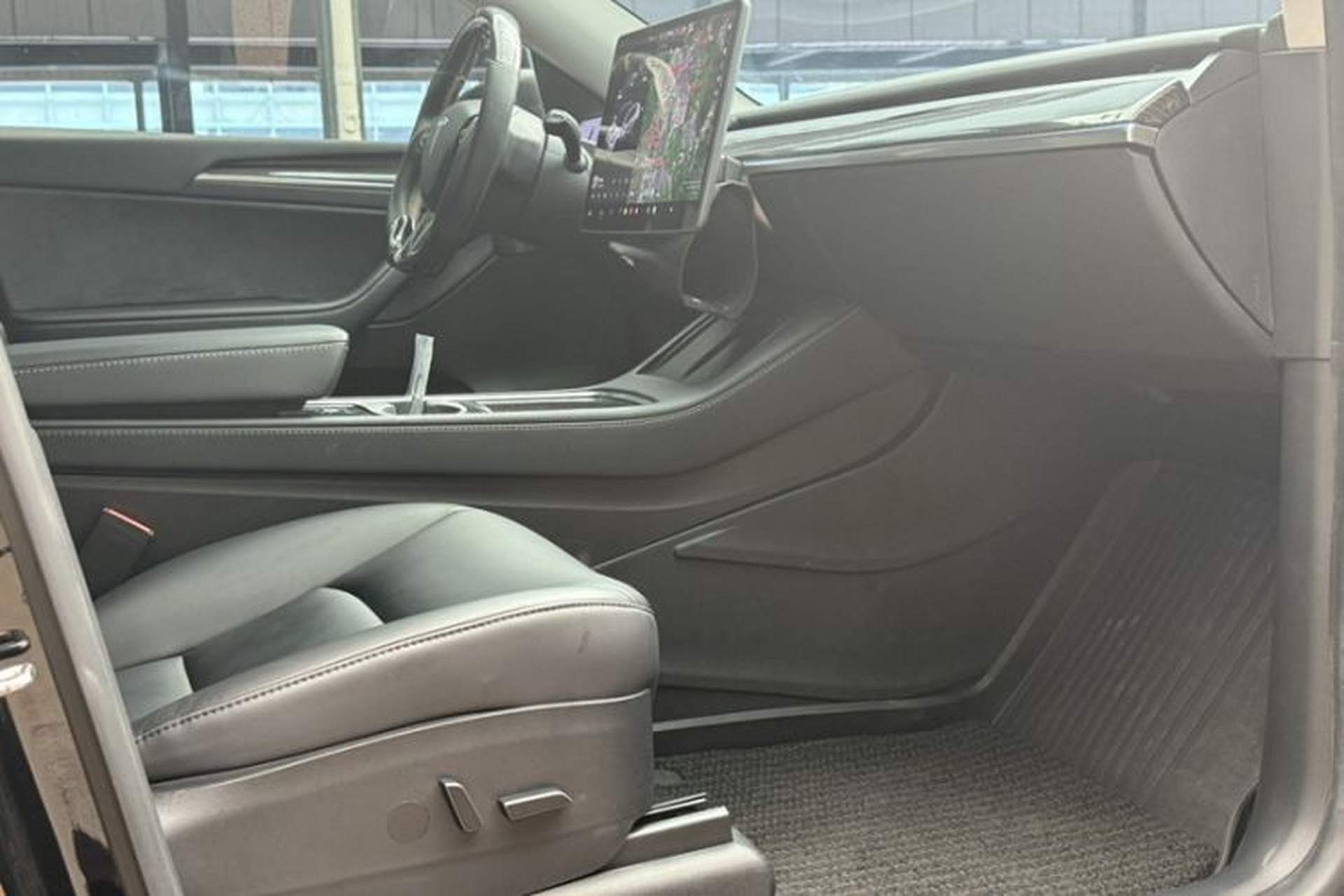 Used Tesla Model Y 2021 Standard Range Rear-Wheel Drive Version Right Front Seat