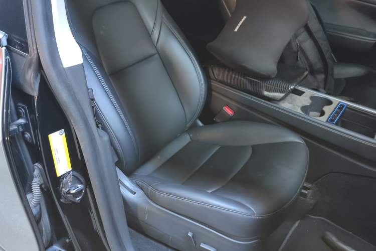 Used Tesla Model Y 2021 Standard Range Rear-Wheel Drive Version Right Front Seat