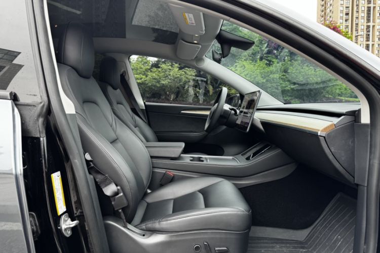 Used Tesla Model Y 2021 Long-Range All-Wheel-Drive Version Right Front Seat