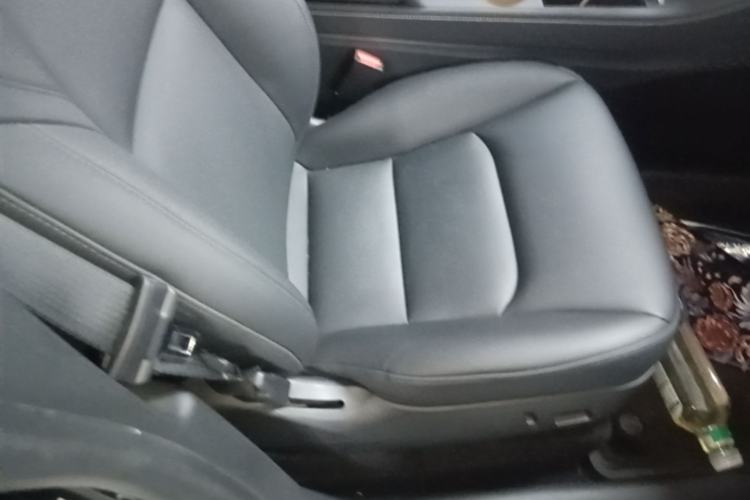 Used Tesla Model Y 2021 Standard Range Rear-Wheel Drive Version Right Front Seat