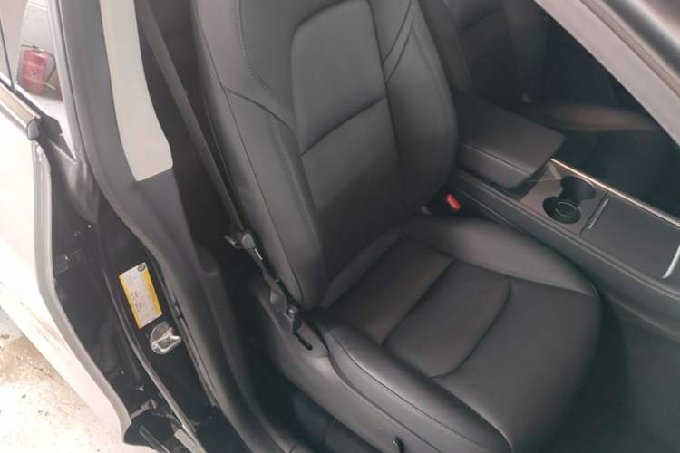 Used Tesla Model Y 2021 Standard Range Rear-Wheel Drive Version Right Front Seat