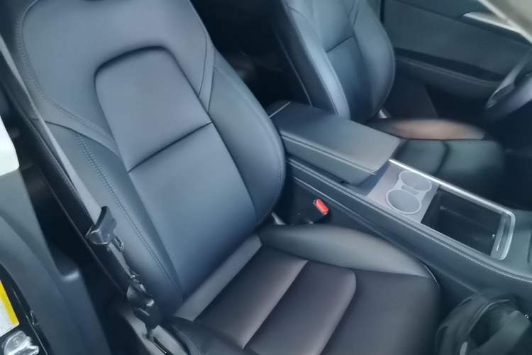 Used Tesla Model Y 2021 Standard Range Rear-Wheel Drive Version Right Front Seat