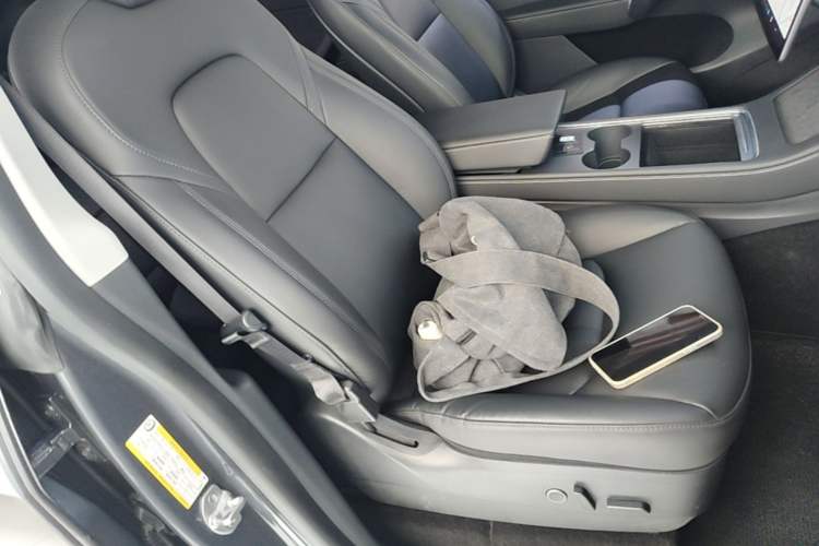 Used Tesla Model Y 2021 Long-Range All-Wheel-Drive Version Right Front Seat